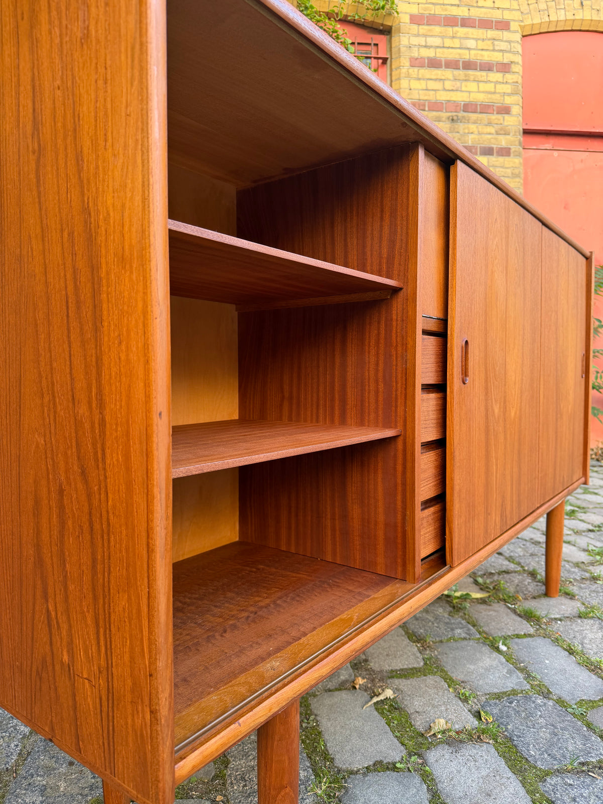 Highboard Teak mit Klappfach & Schiebetüren auf Dänemark
