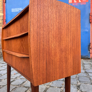 Kleine Kommode / Nachtschrank Teak mit durchgehenden Griffen aus Dänemark