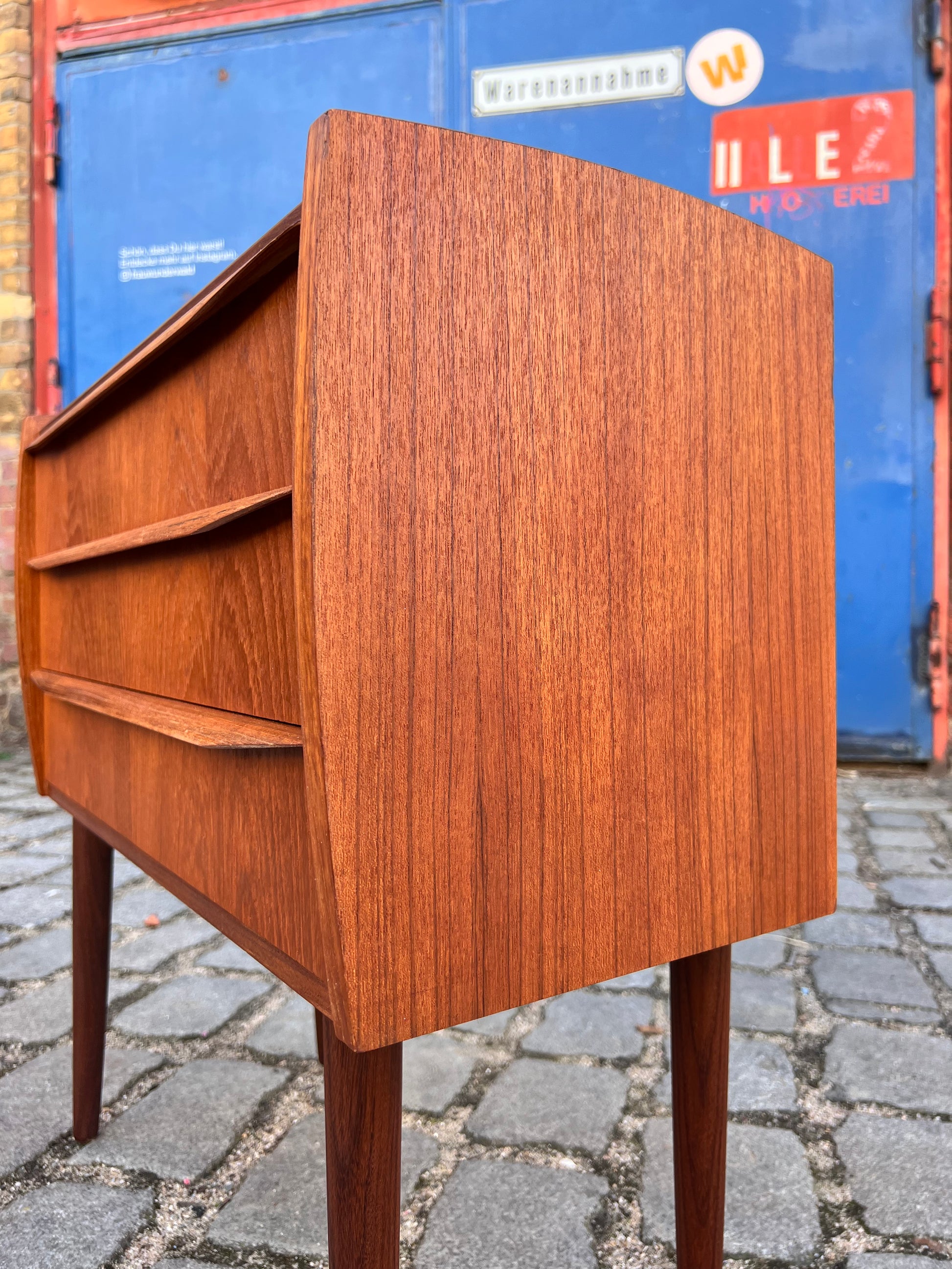 Kleine Kommode / Nachtschrank Teak mit durchgehenden Griffen aus Dänemark