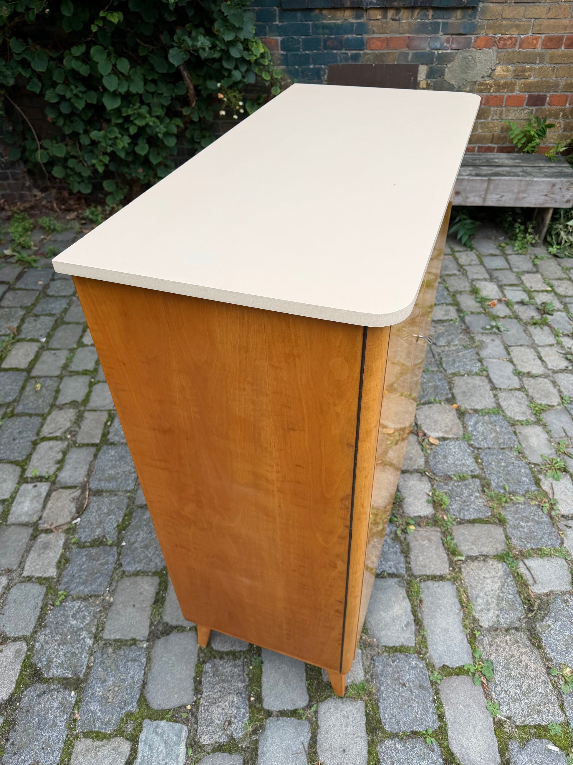 Kleiderschrank Ahorn mit cremefarbener Deckplatte