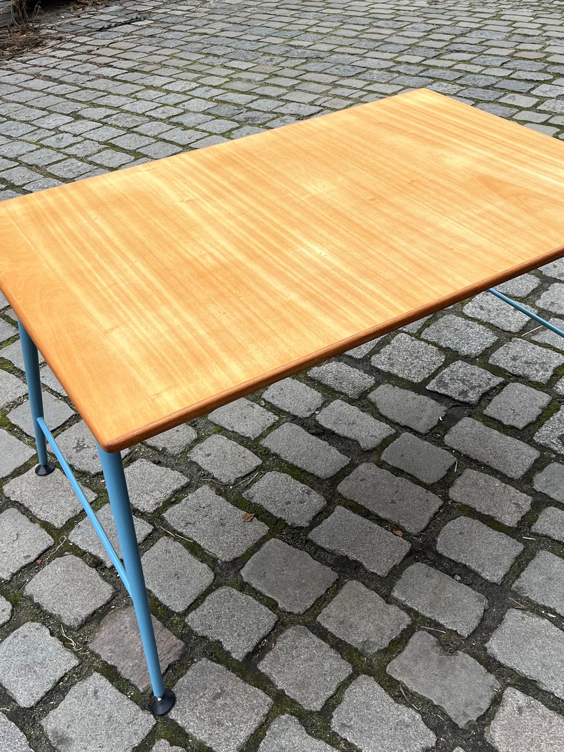 Esstisch Werktisch mit hellblauem Gestell