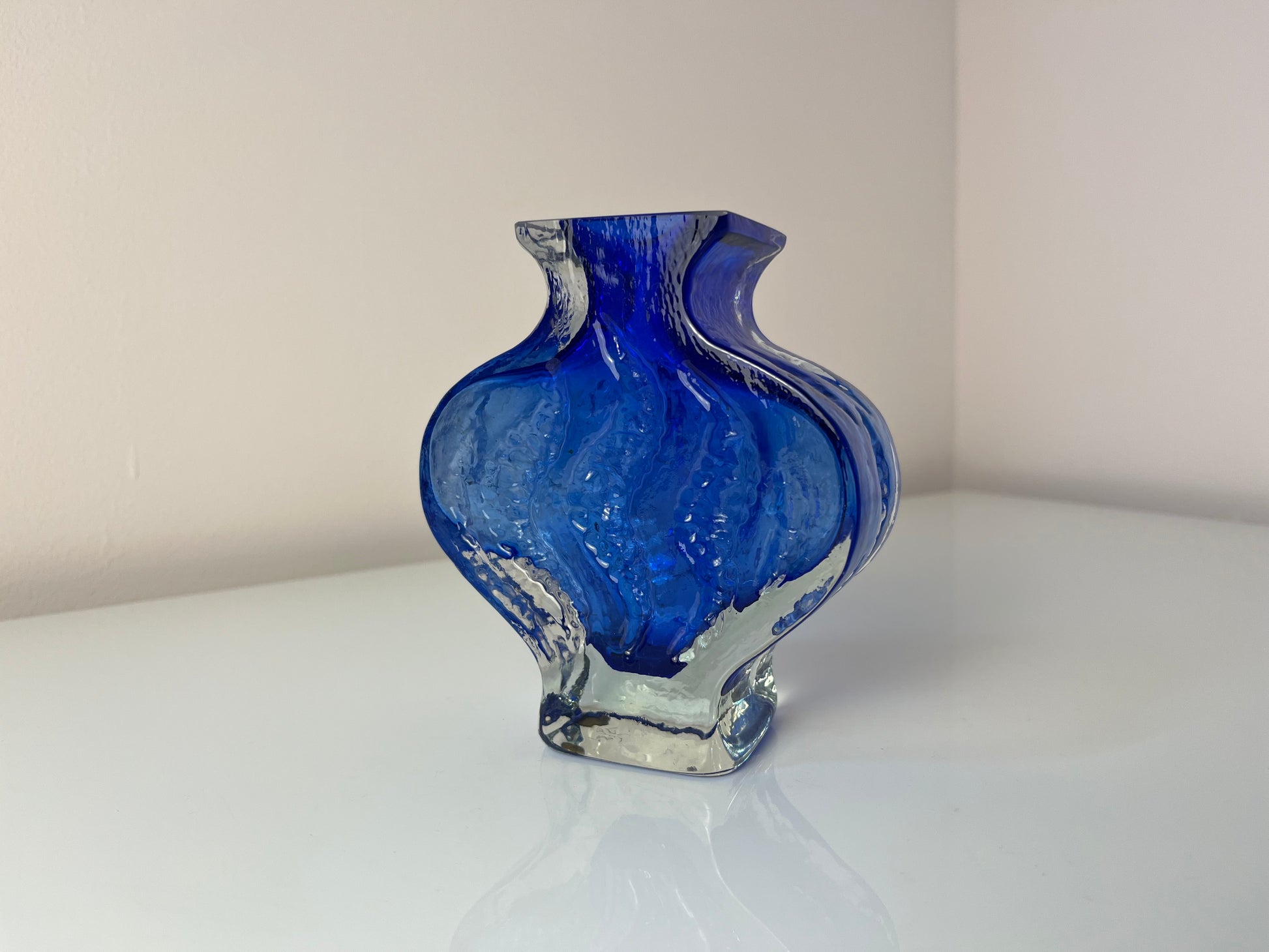 Vase blau mit Gravur von Ingrid Glas