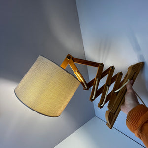 Scherenlampe beige Holz von Le Klint