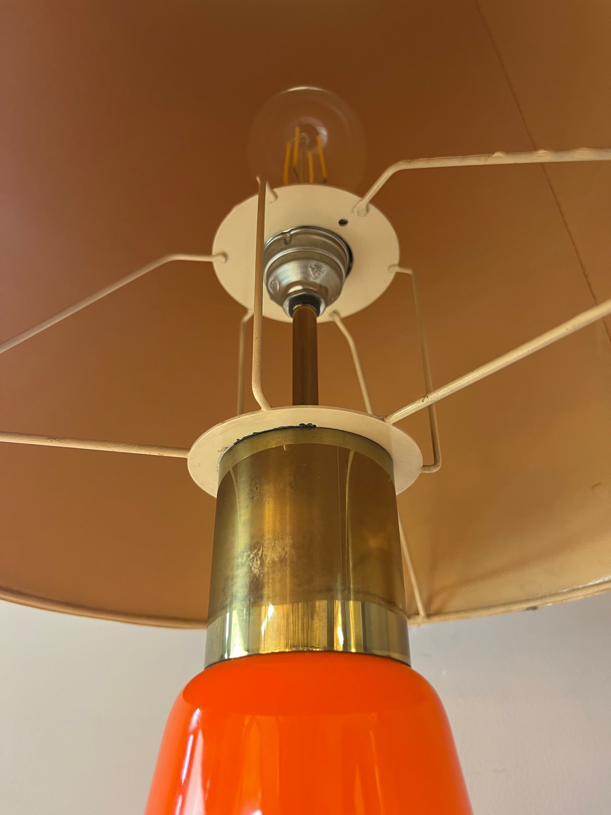 Bodenlampe orange Glas mit leuchtendem Fuß
