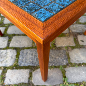 Quadratischer Beistelltisch Teak mit blauen Fliesen aus Dänemark