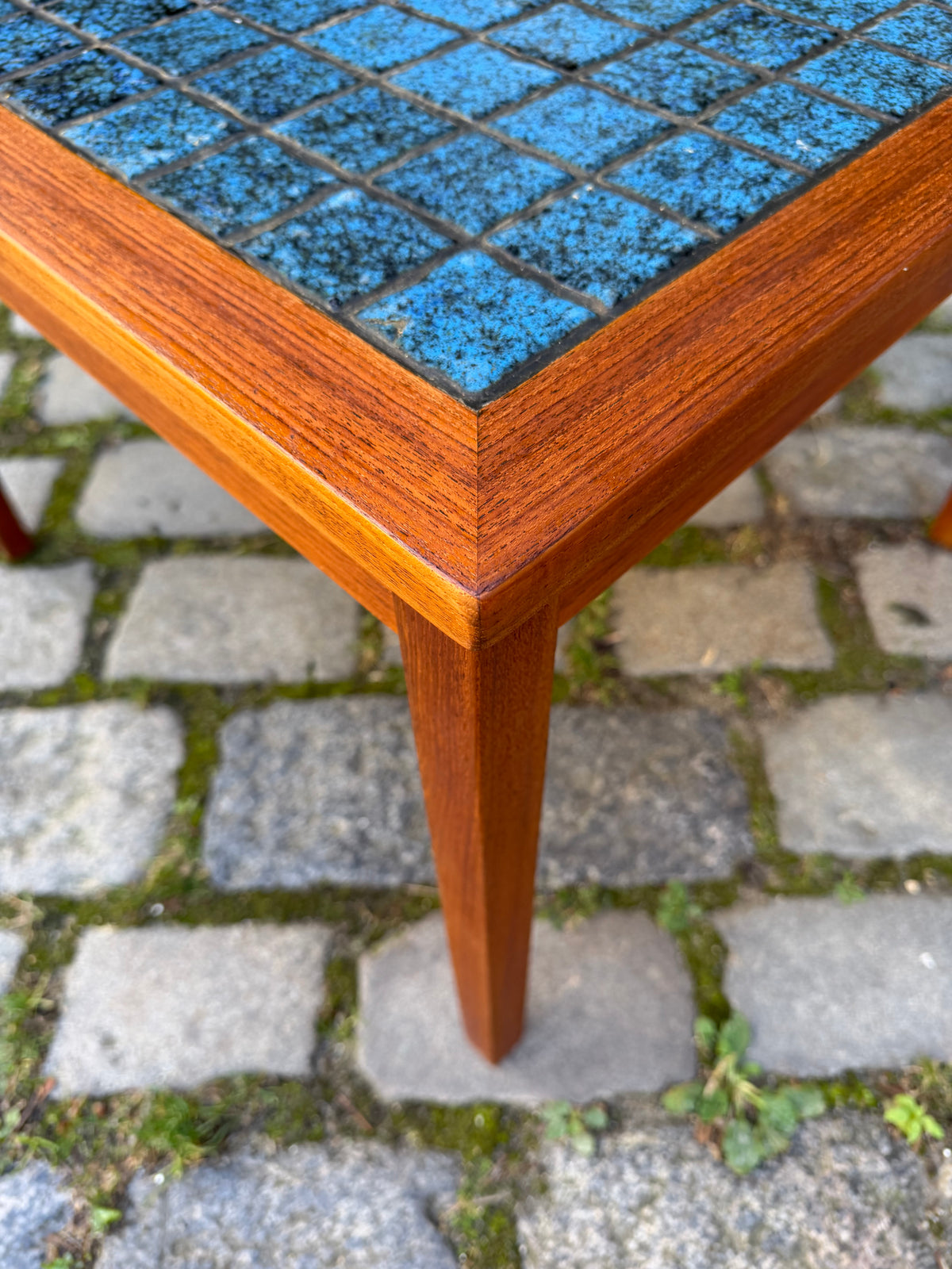 Quadratischer Beistelltisch Teak mit blauen Fliesen aus Dänemark