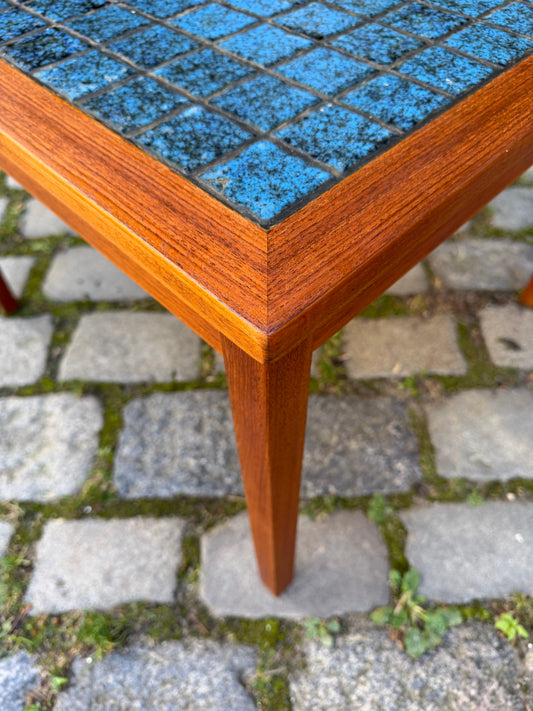 Quadratischer Beistelltisch Teak mit blauen Fliesen aus Dänemark