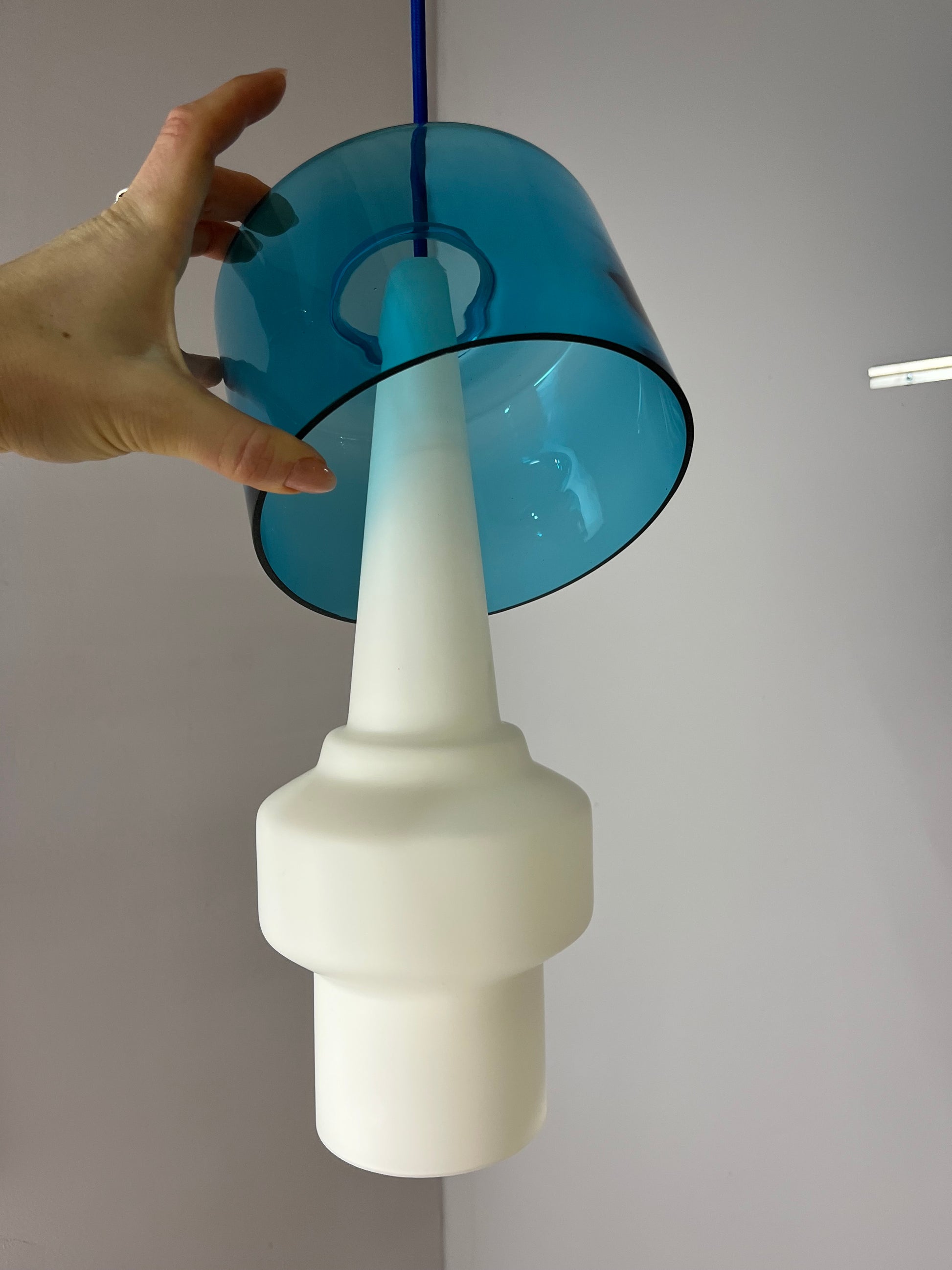 Hängelampe blau weiß Opalglas von Hyllinge Glasbruk