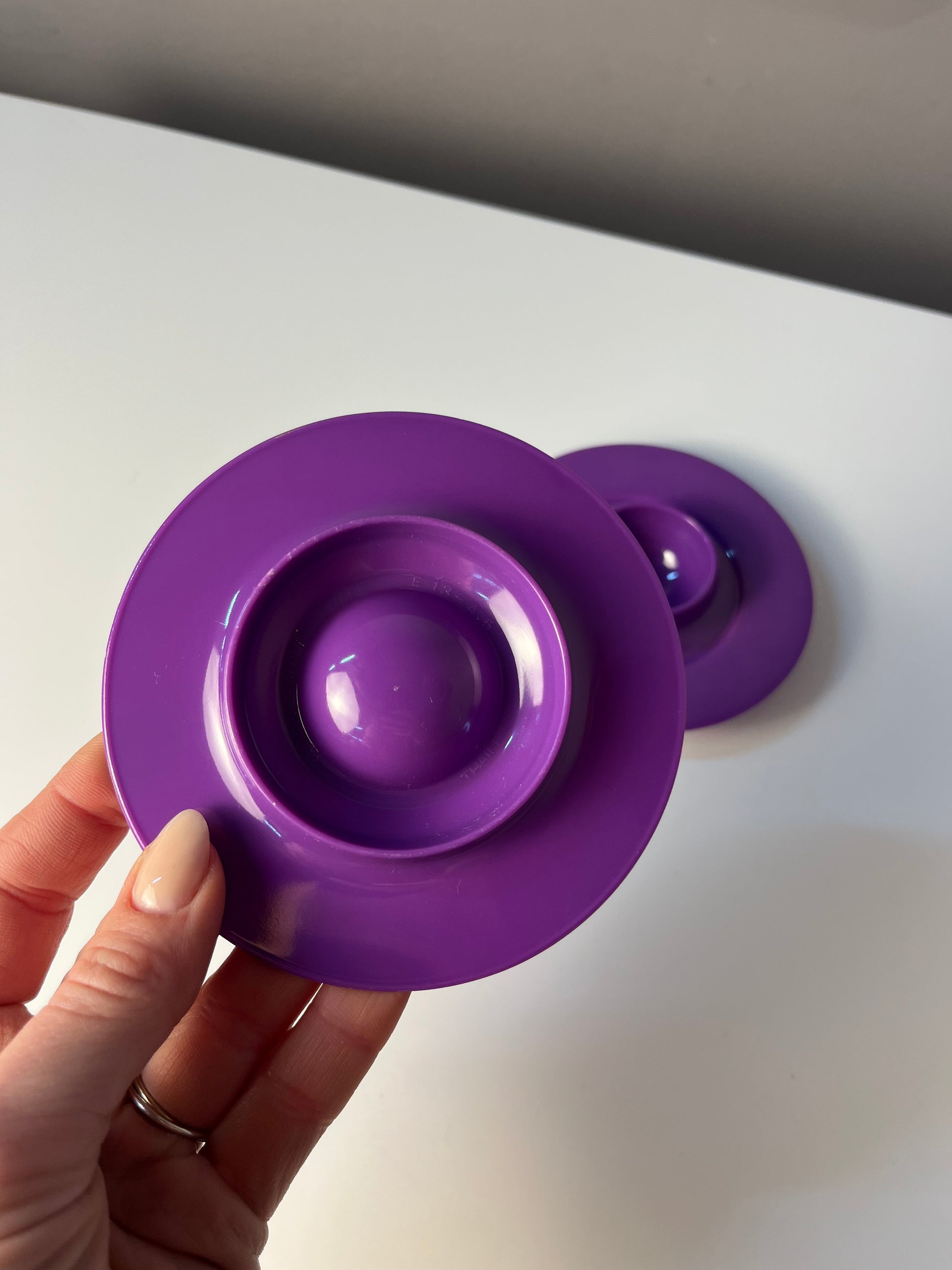Set: 2x Eierbecher lila stapelbar
