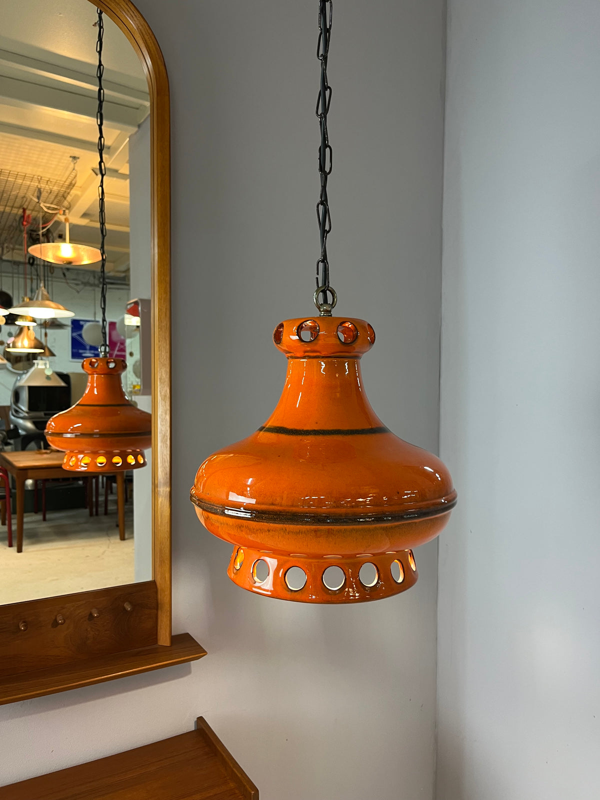 Keramiklampe orange mit Kette aus Westdeutschland – Frau Wunderwald