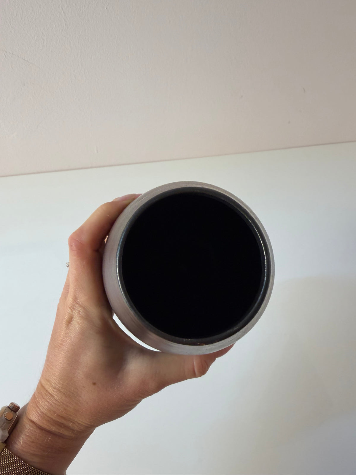 Vase anthrazit mit Eisenglasur