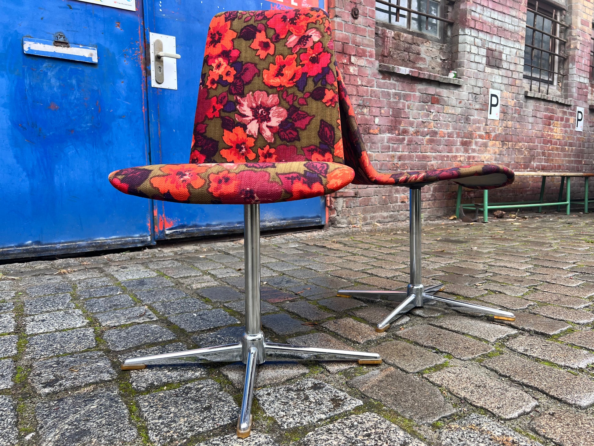 Set: 2x Drehstuhl rot floral von EKA Wohnmöbel