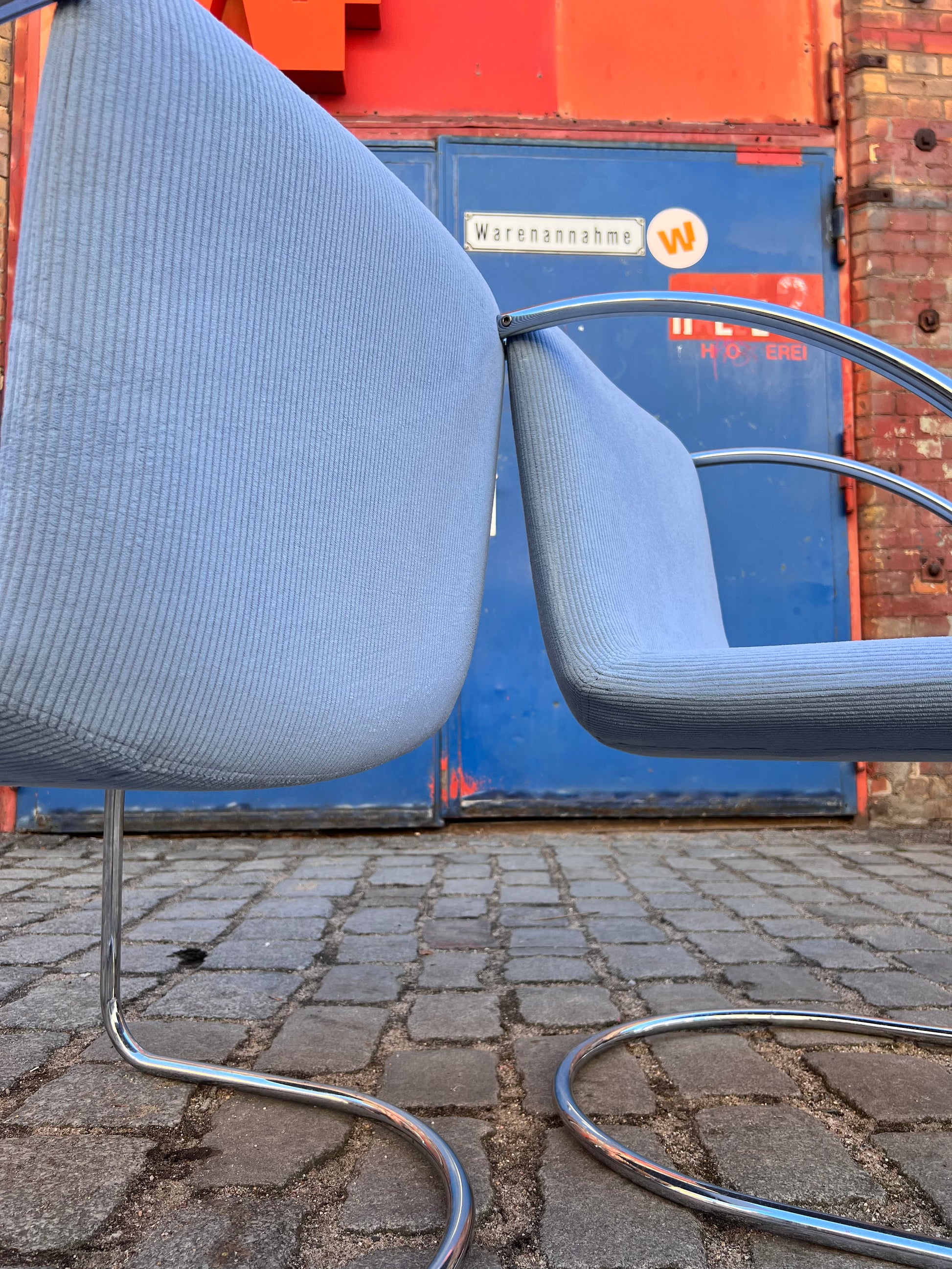 Freischwinger „Lens“ hellblau Cord & Chrom von Giovanni Offredi für Saporiti Italia