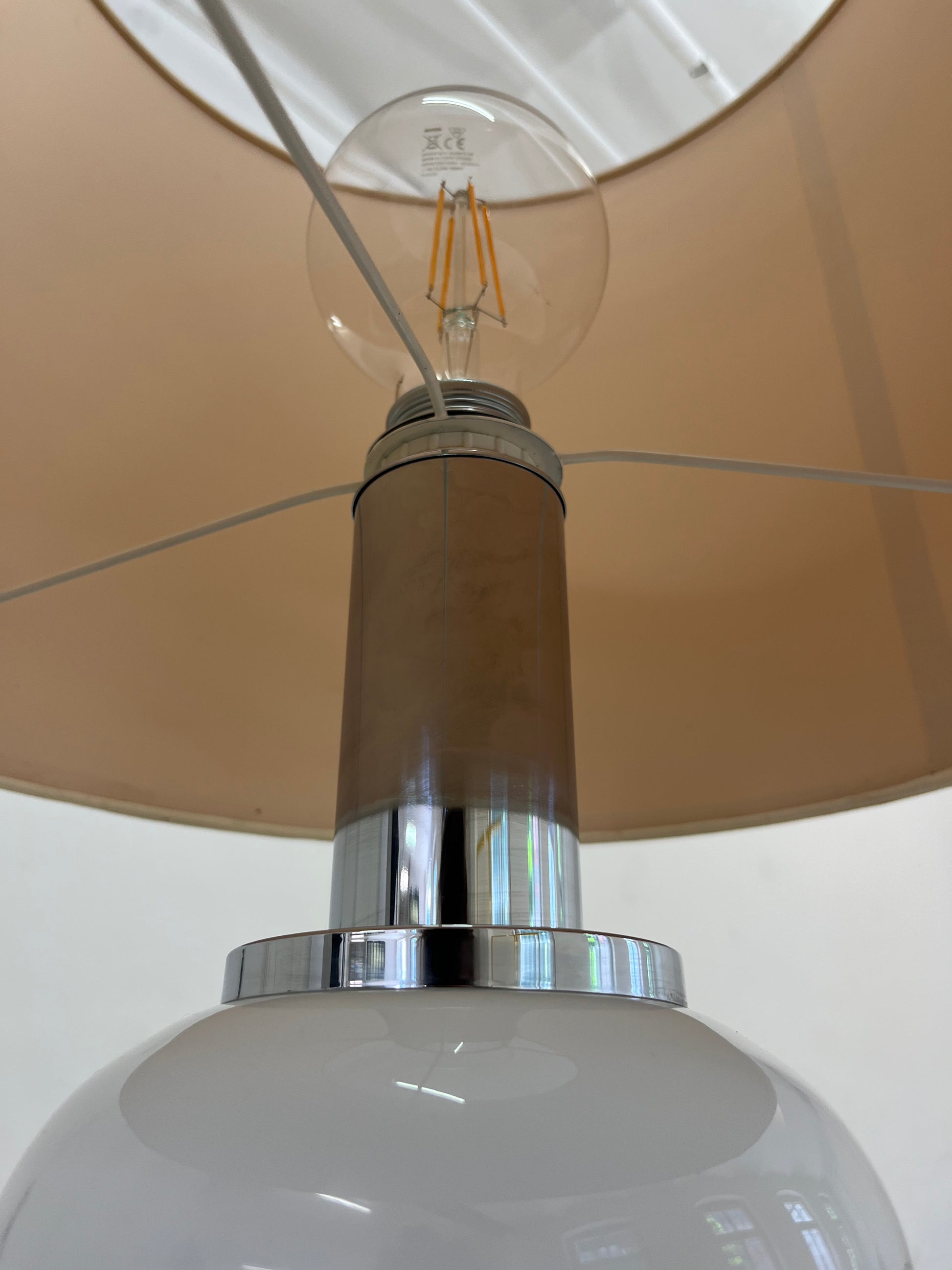 Tischlampe weiß Chrom Glas von Sölken