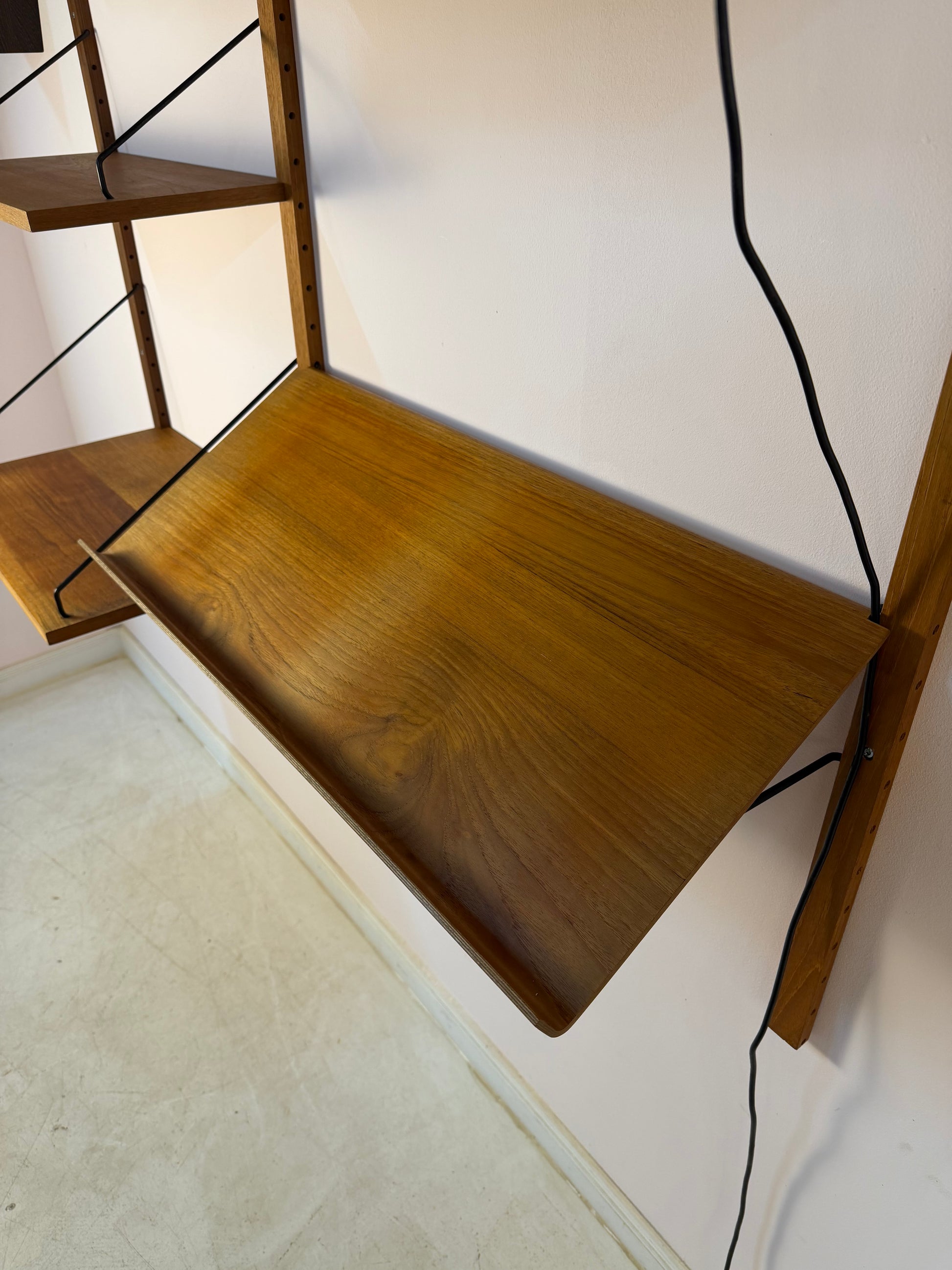 Wandregal Royal System Teak mit Lampe von Poul Cadovius