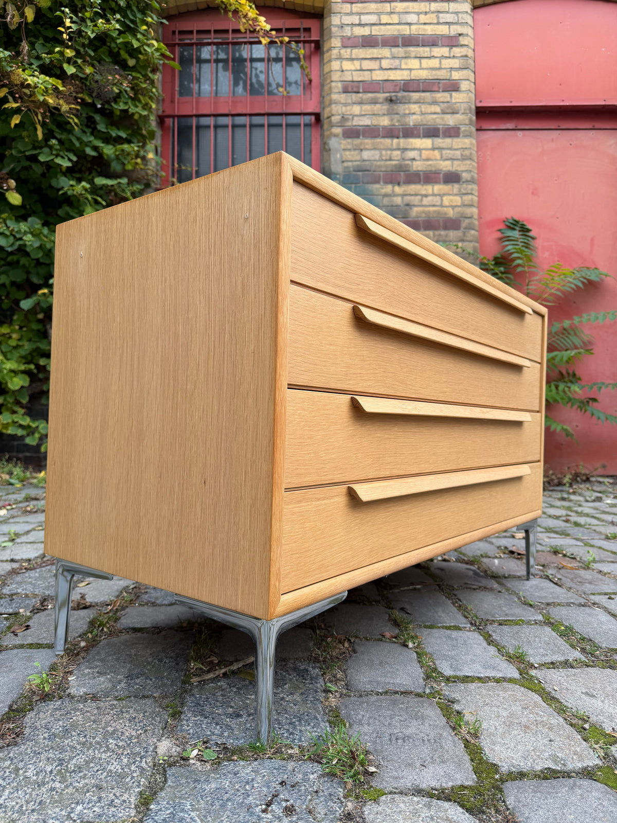Kommode Eiche mit neuen Chromfüßen von WK Möbel