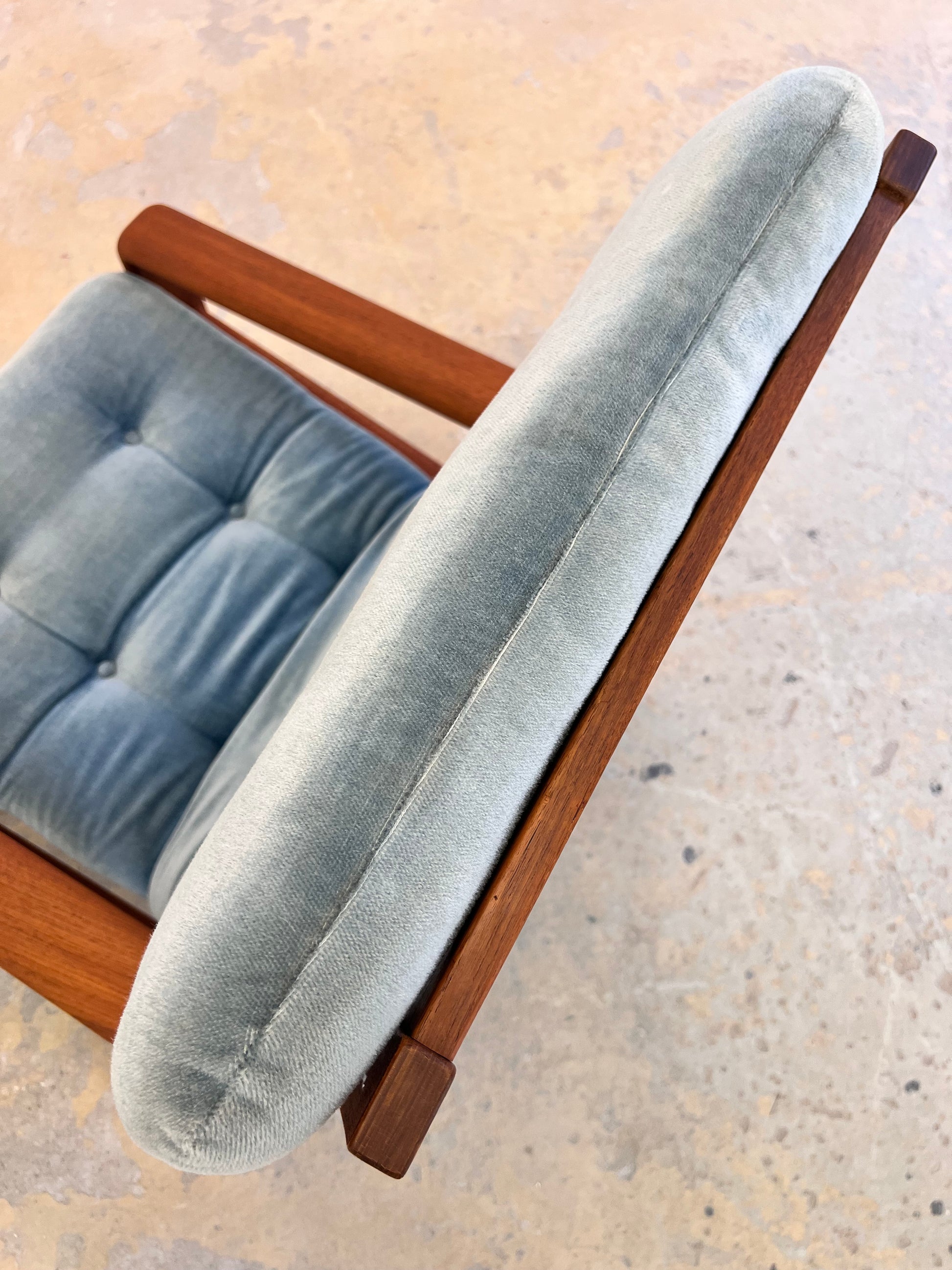 Sessel blau Samt und Teak Hochlehner