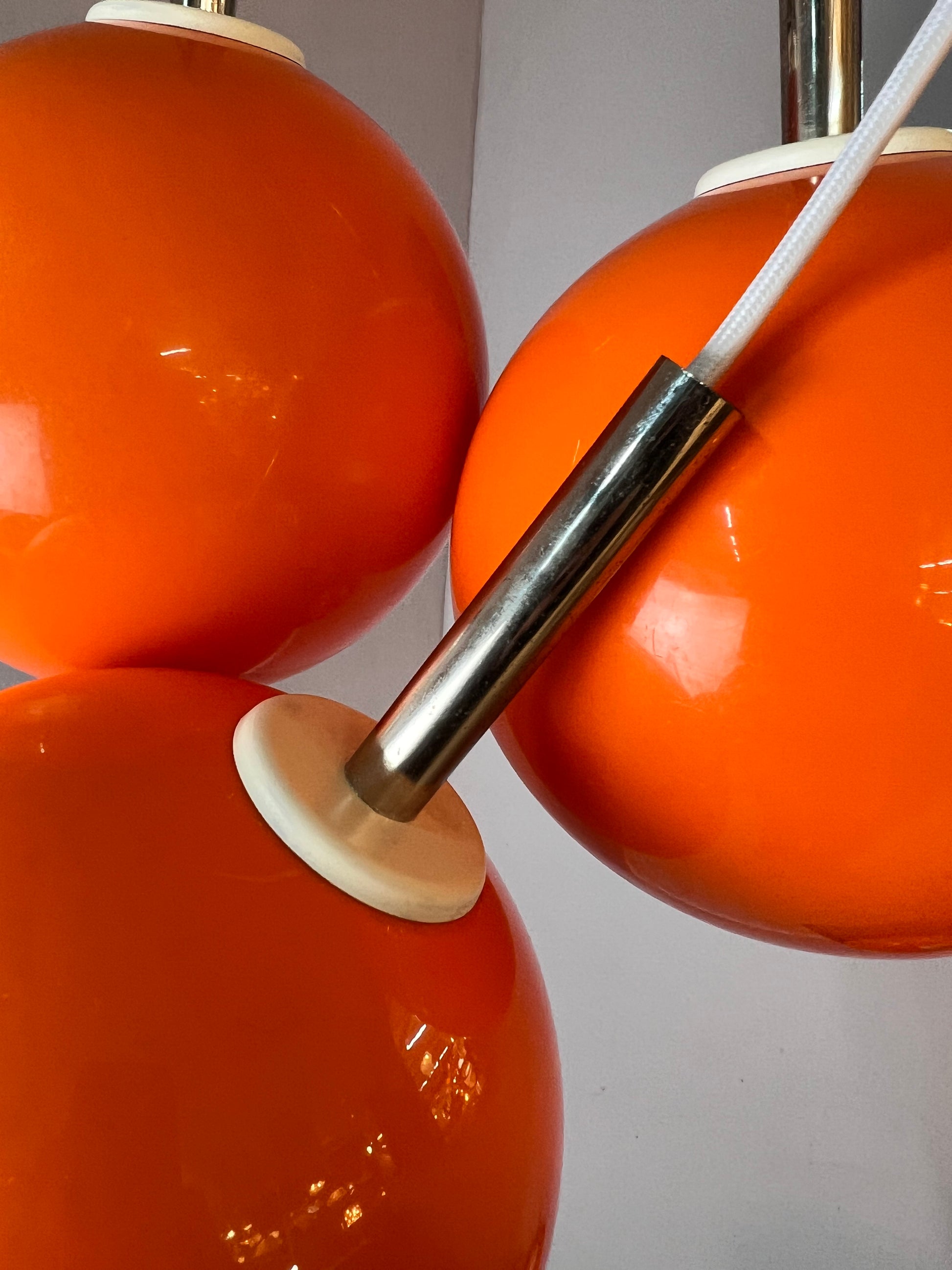 Kleine Kugellampe orange Kunststoff mit Chromstab