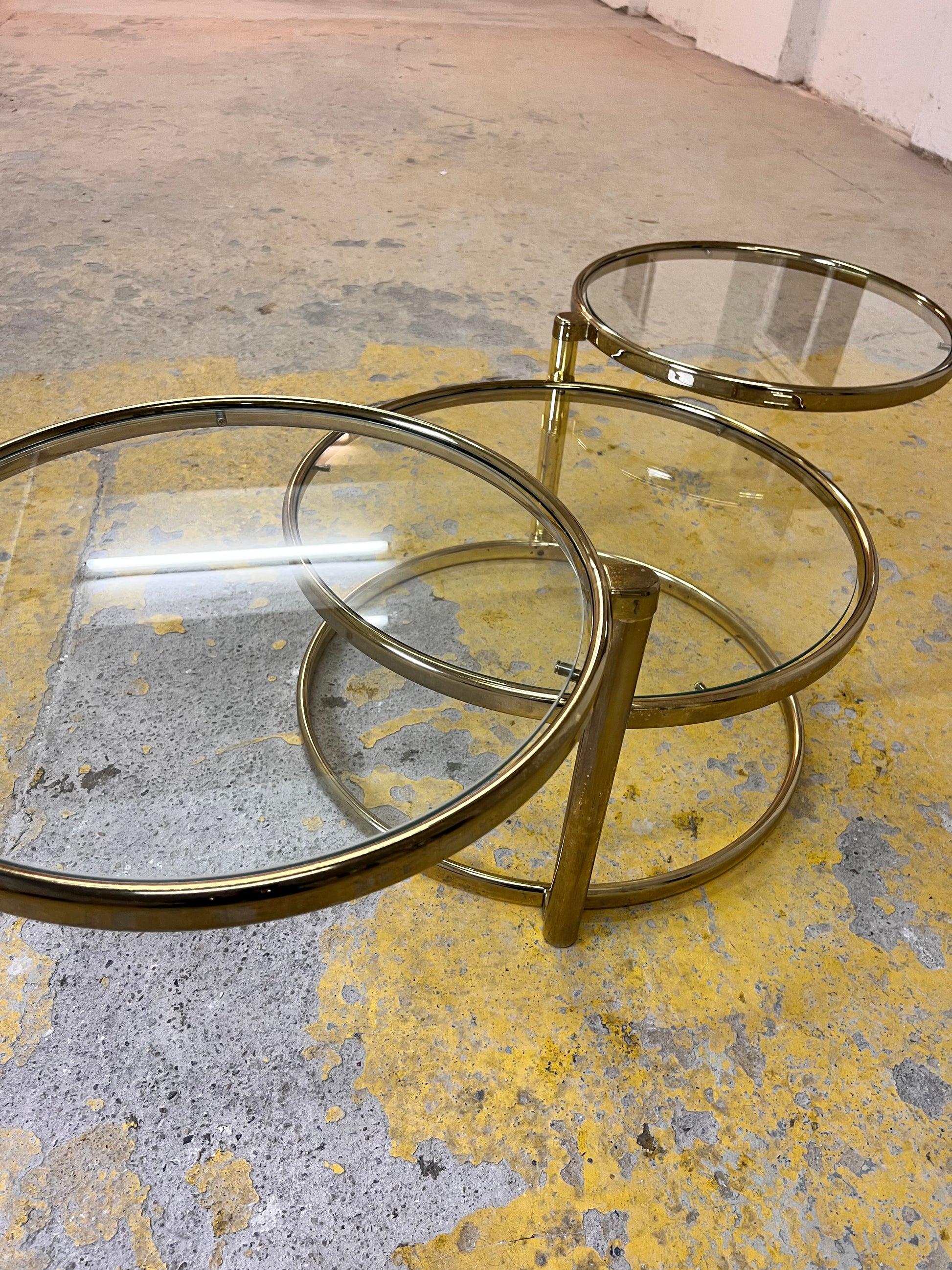 Runder Couchtisch Messing Glas mit drehbaren Tischplatten