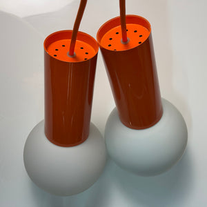 Set: 2x Hängelampe orange mit Opalglas Globus