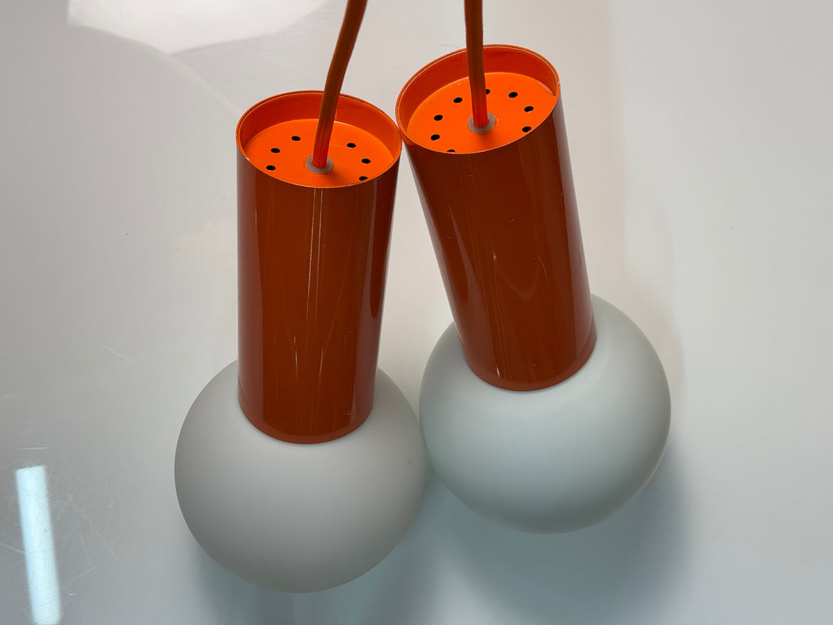 Set: 2x Hängelampe orange mit Opalglas Globus