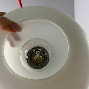 Hängelampe weiß mit rotem Abschluss