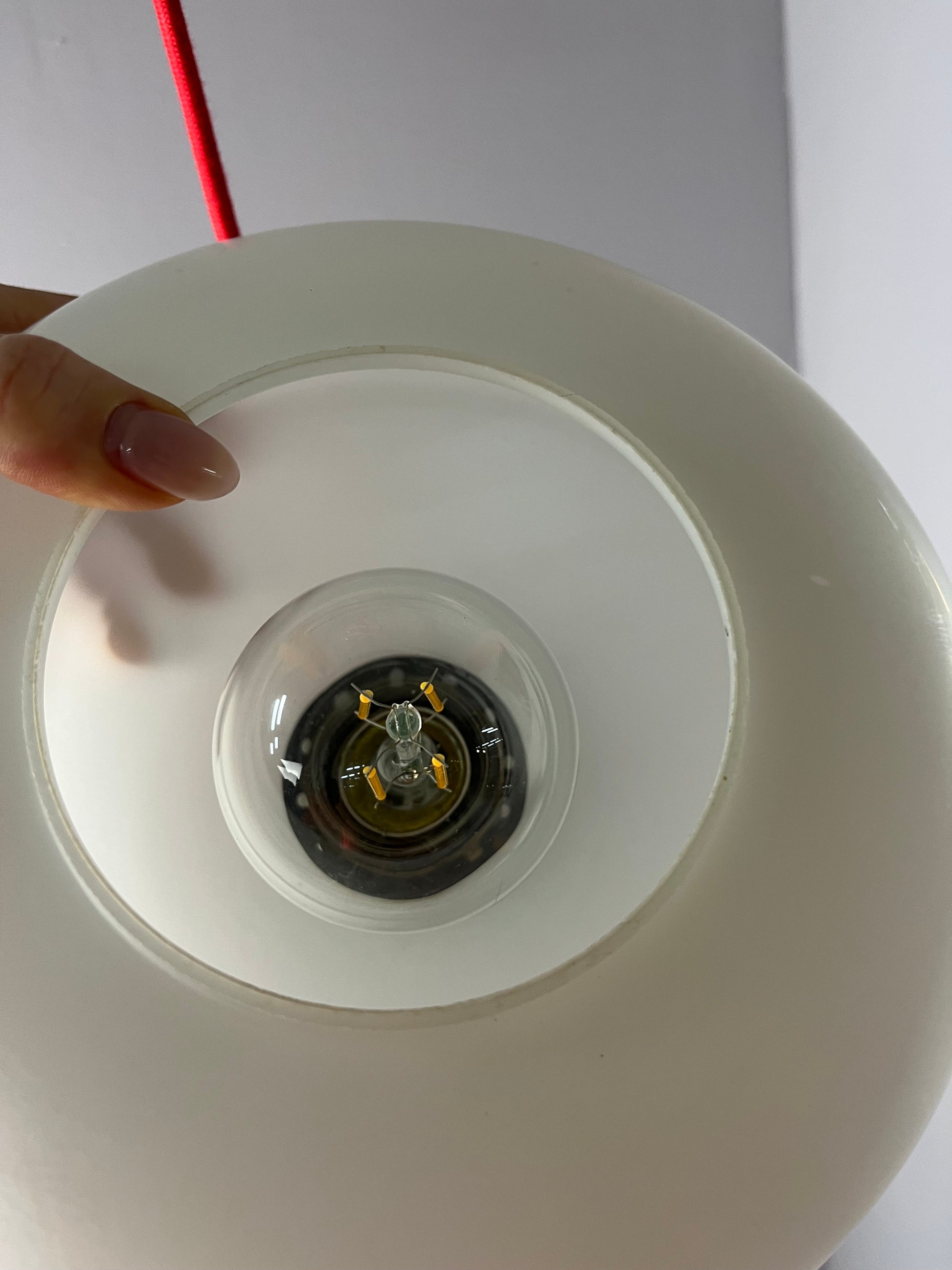 Hängelampe weiß mit rotem Abschluss