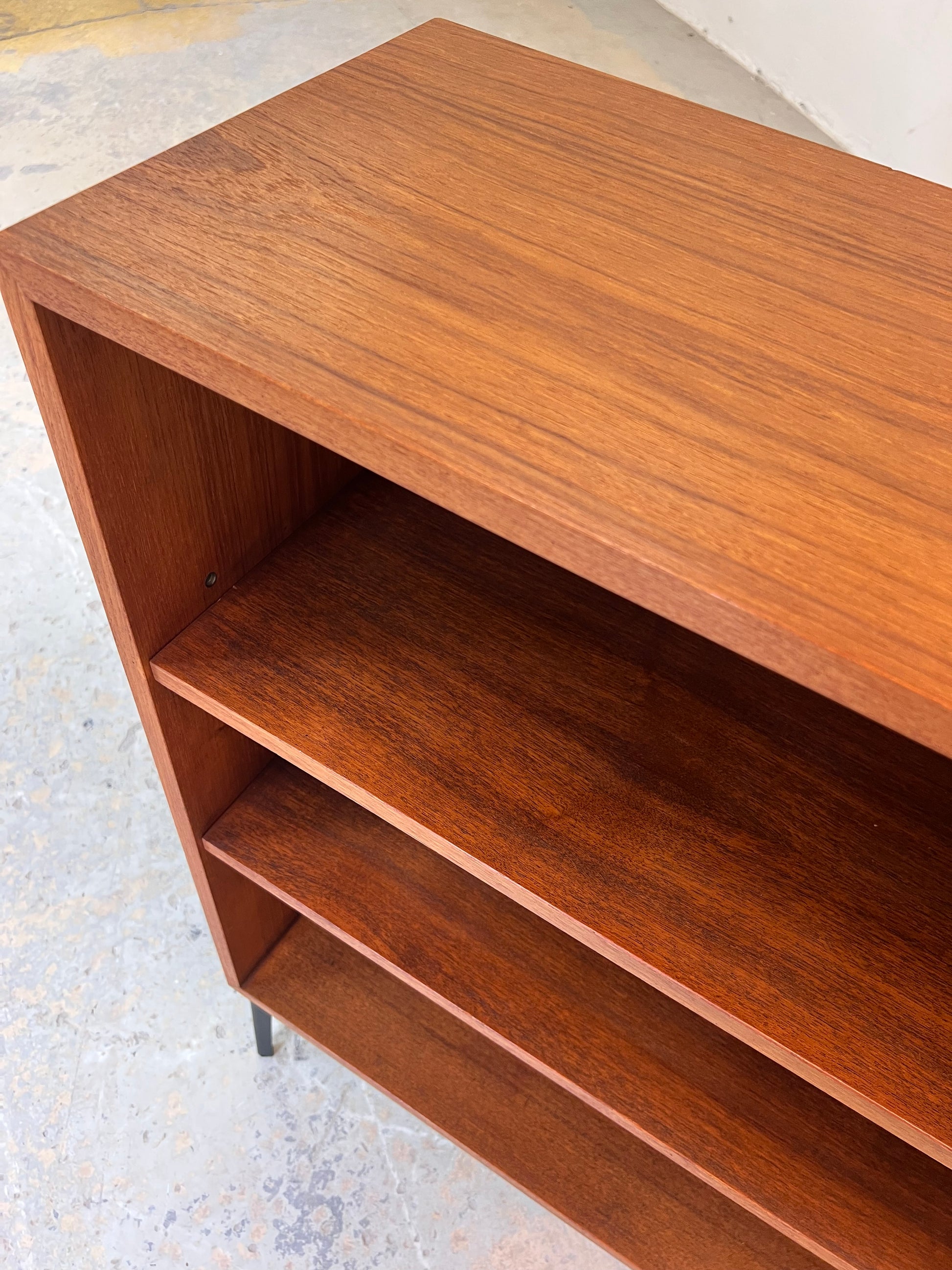 Regal Teak mit neuen Metallfüßen von IDEE Möbel