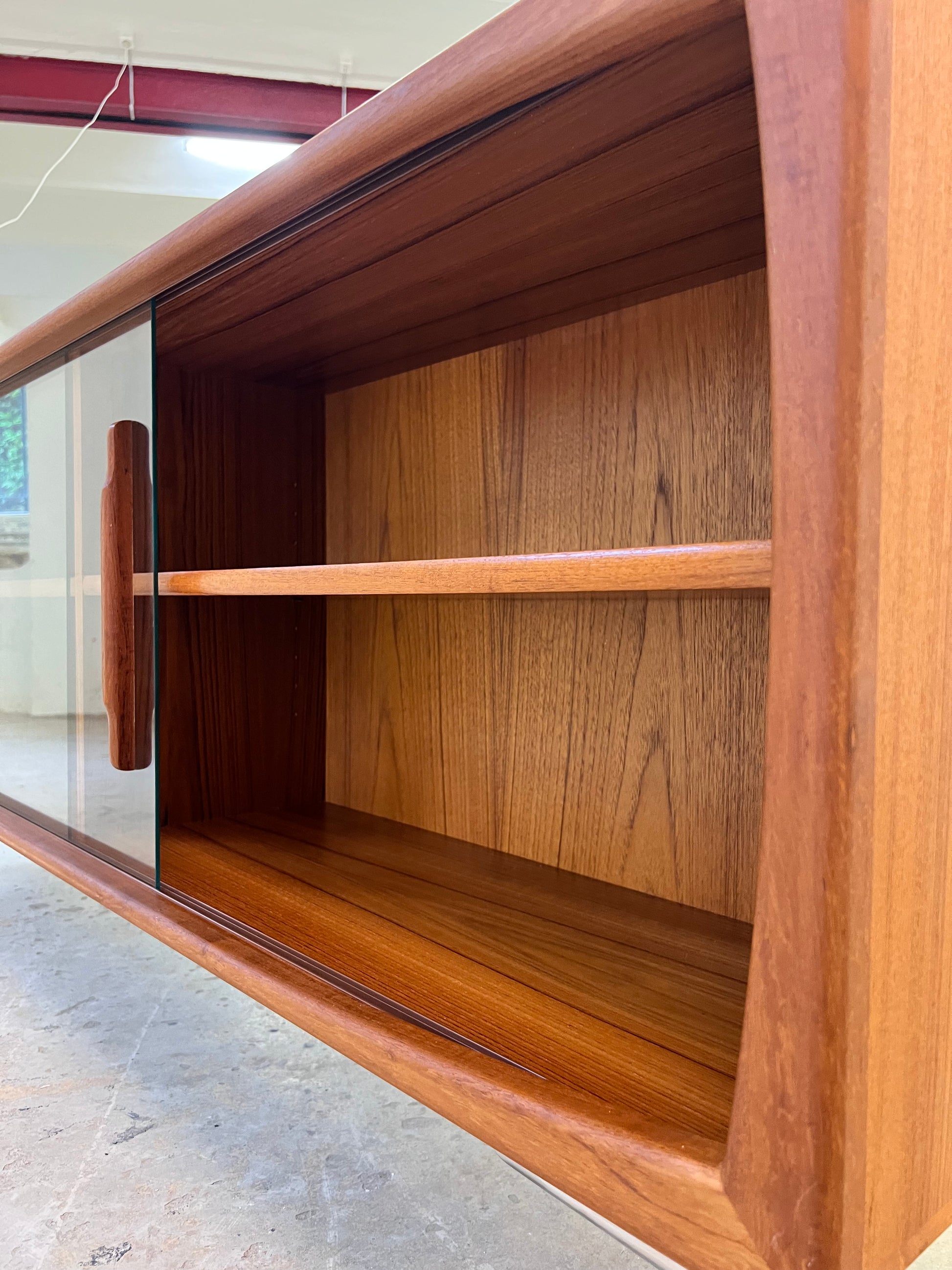 Sideboard Vitrine Teak mit Chromfüßen von Dyrlund