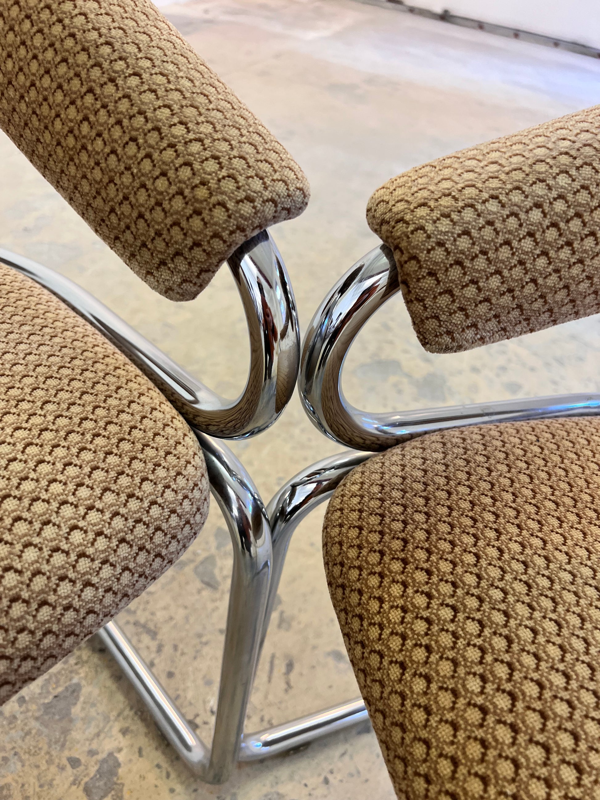 Freischwinger beige Chrom von Giotto Stoppino - mit kleinen Gebrauchsspuren