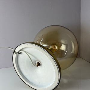 Tischlampe mit Glaskugel und Messingfuß