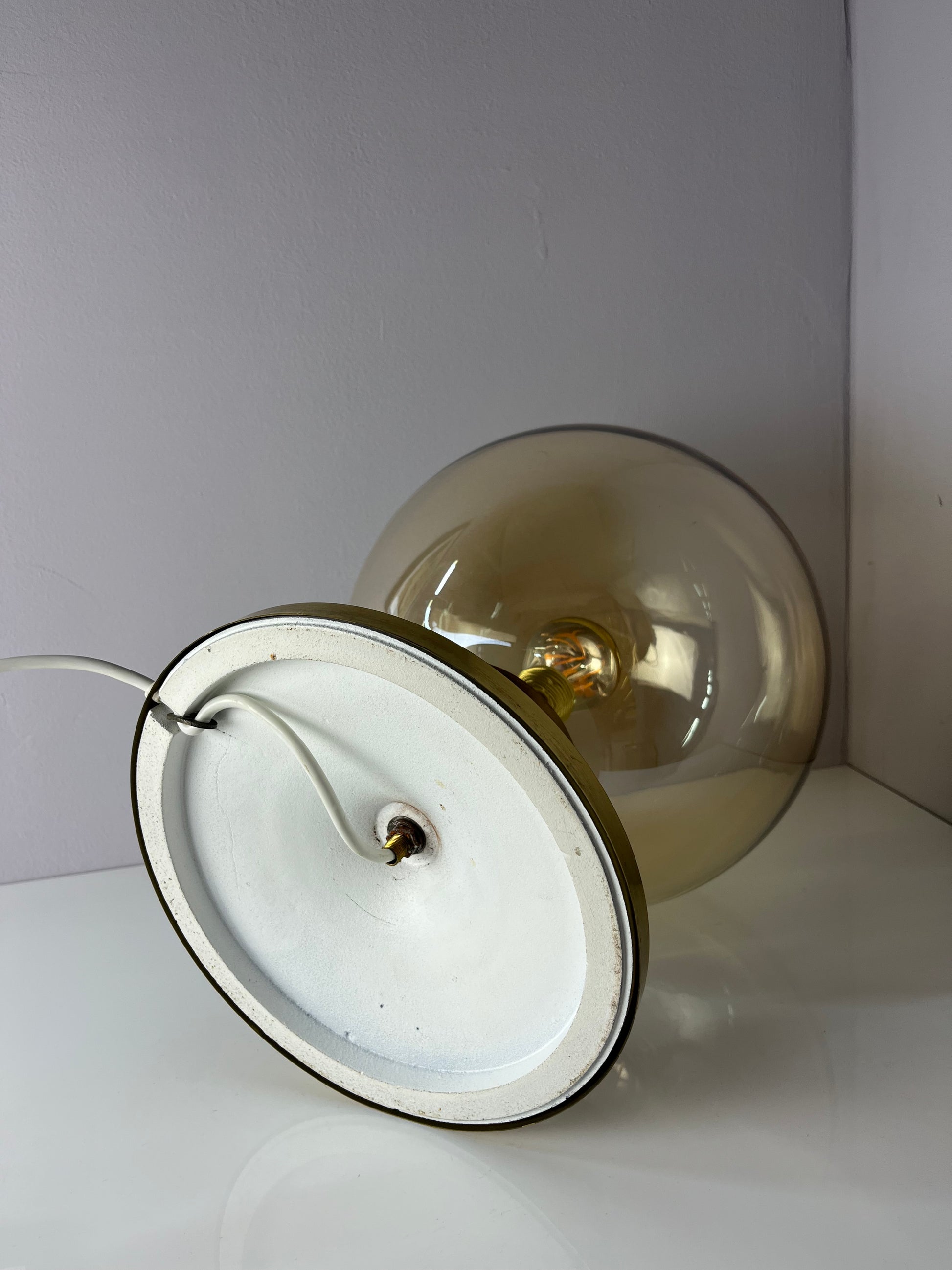 Tischlampe mit Glaskugel und Messingfuß