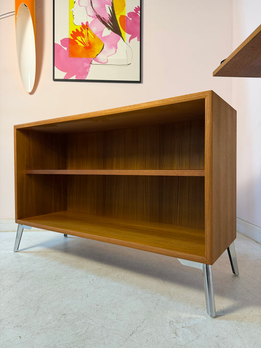 Regal Teak mit neuen Chromfüßen von KMK