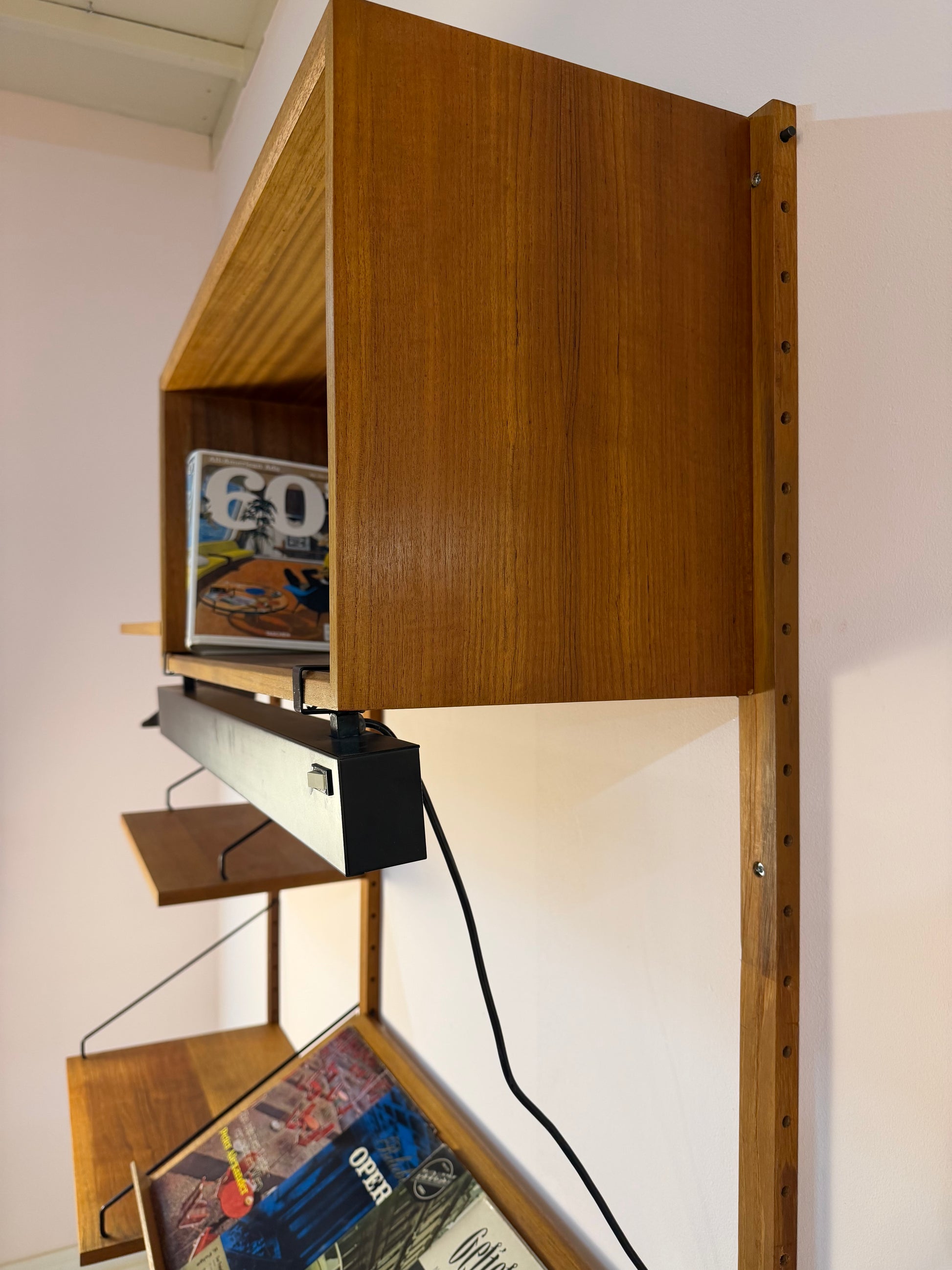 Wandregal Royal System Teak mit Lampe von Poul Cadovius