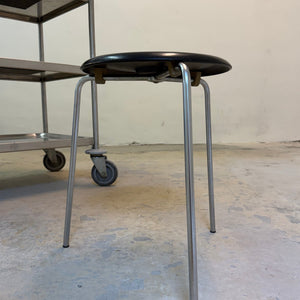 Tripod Dot Hocker schwarz Chrom von Arne Jacobsen für Fritz Hansen