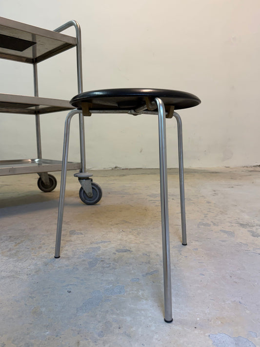 Tripod Dot Hocker schwarz Chrom von Arne Jacobsen für Fritz Hansen