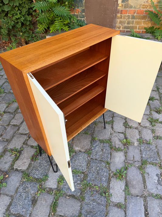 Schrank mit Schloss & neuen Hairpinlegs