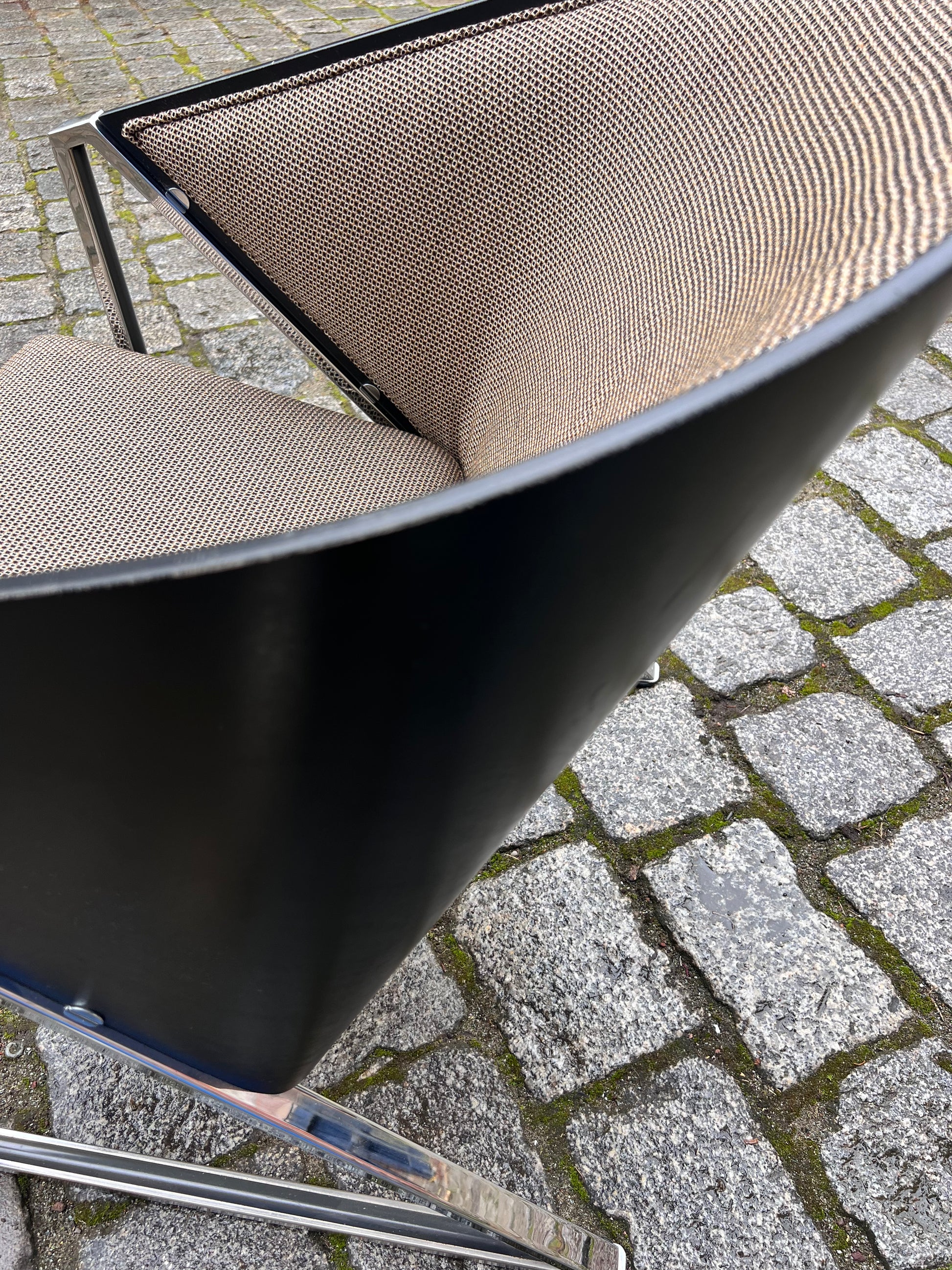 Sessel Mondi grau schwarz Chrom von Jouko Järvisalo für Inno Interior Oy - neu gepolstert