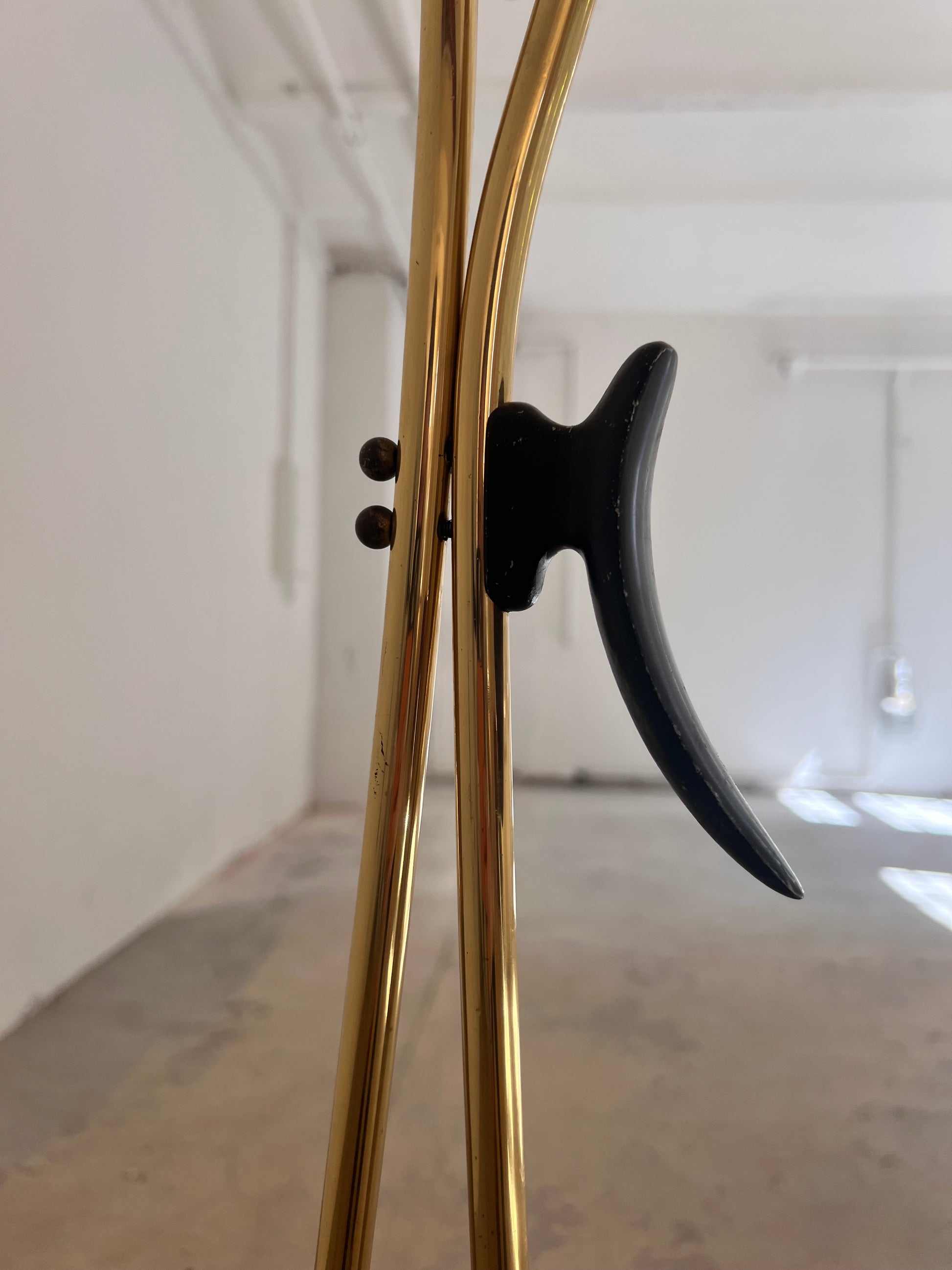 Stehlampe mit zwei Schwanenhalsarmen Messing