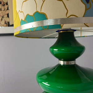Tischlampe grün mit leuchtendem Glasfuß und floralem Schirm von Doria