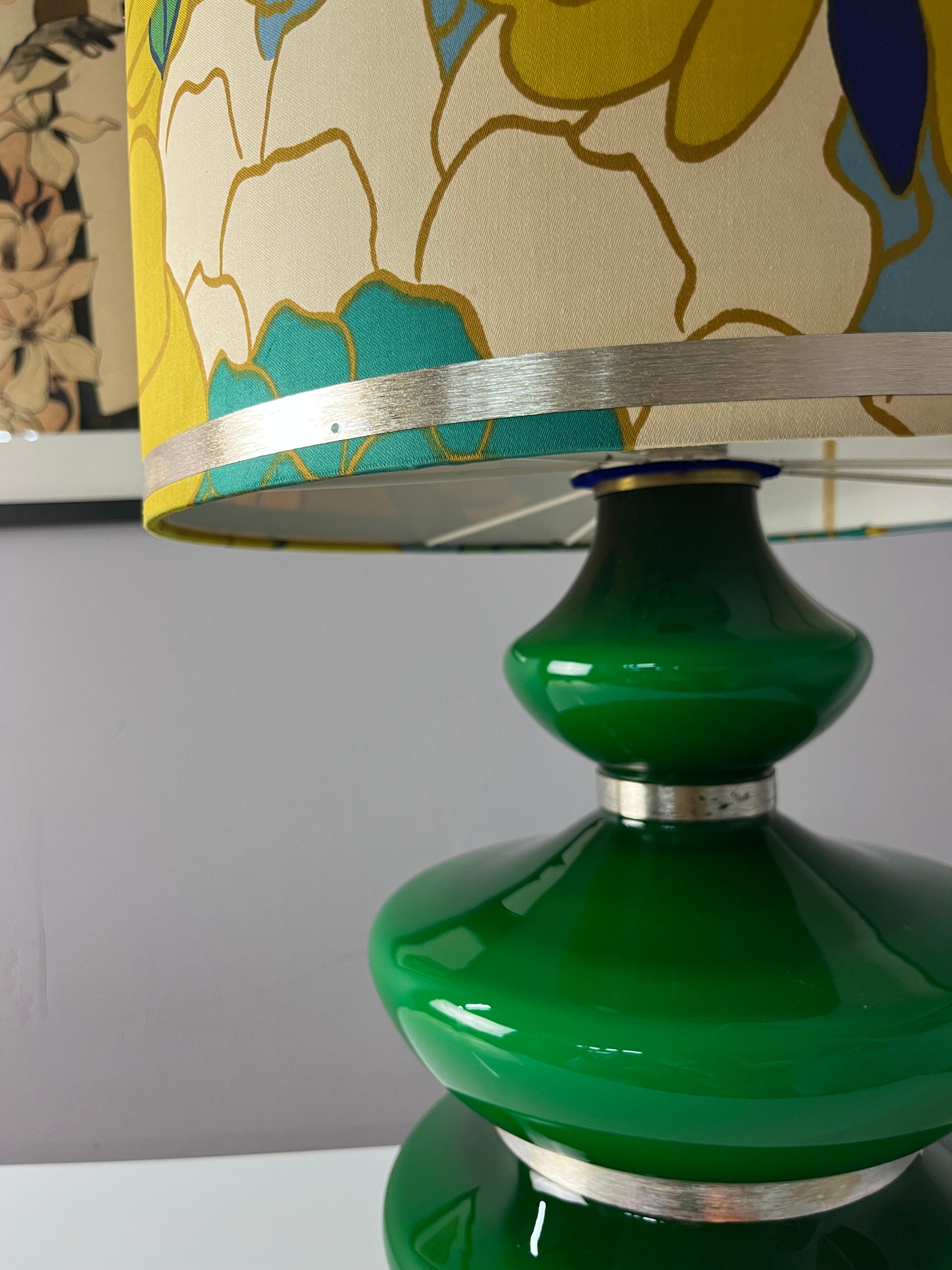 Tischlampe grün mit leuchtendem Glasfuß und floralem Schirm von Doria