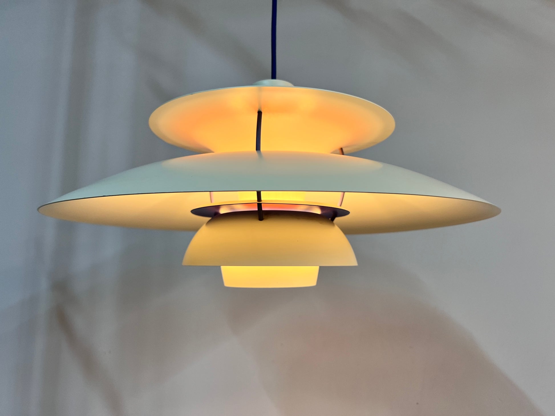 Lamellenlampe PH5 weiß blau von Poul Henningsen für Louis Poulsen