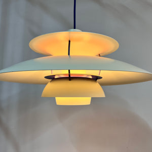 Lamellenlampe PH5 weiß blau von Poul Henningsen für Louis Poulsen