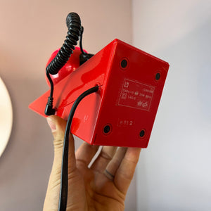 Tischlampe rot mit magnetischem Kugelkopf von Brilliant Leuchten