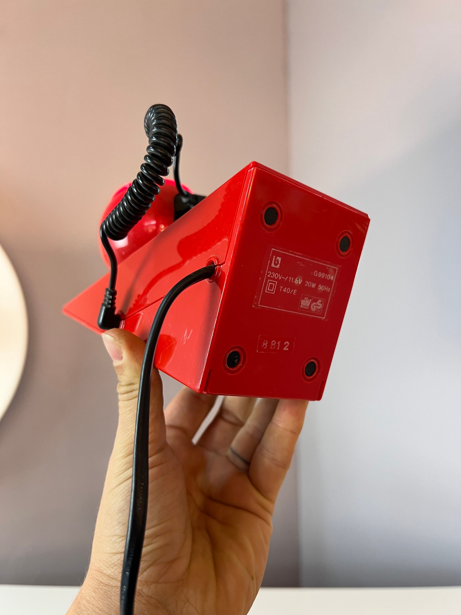 Tischlampe rot mit magnetischem Kugelkopf von Brilliant Leuchten