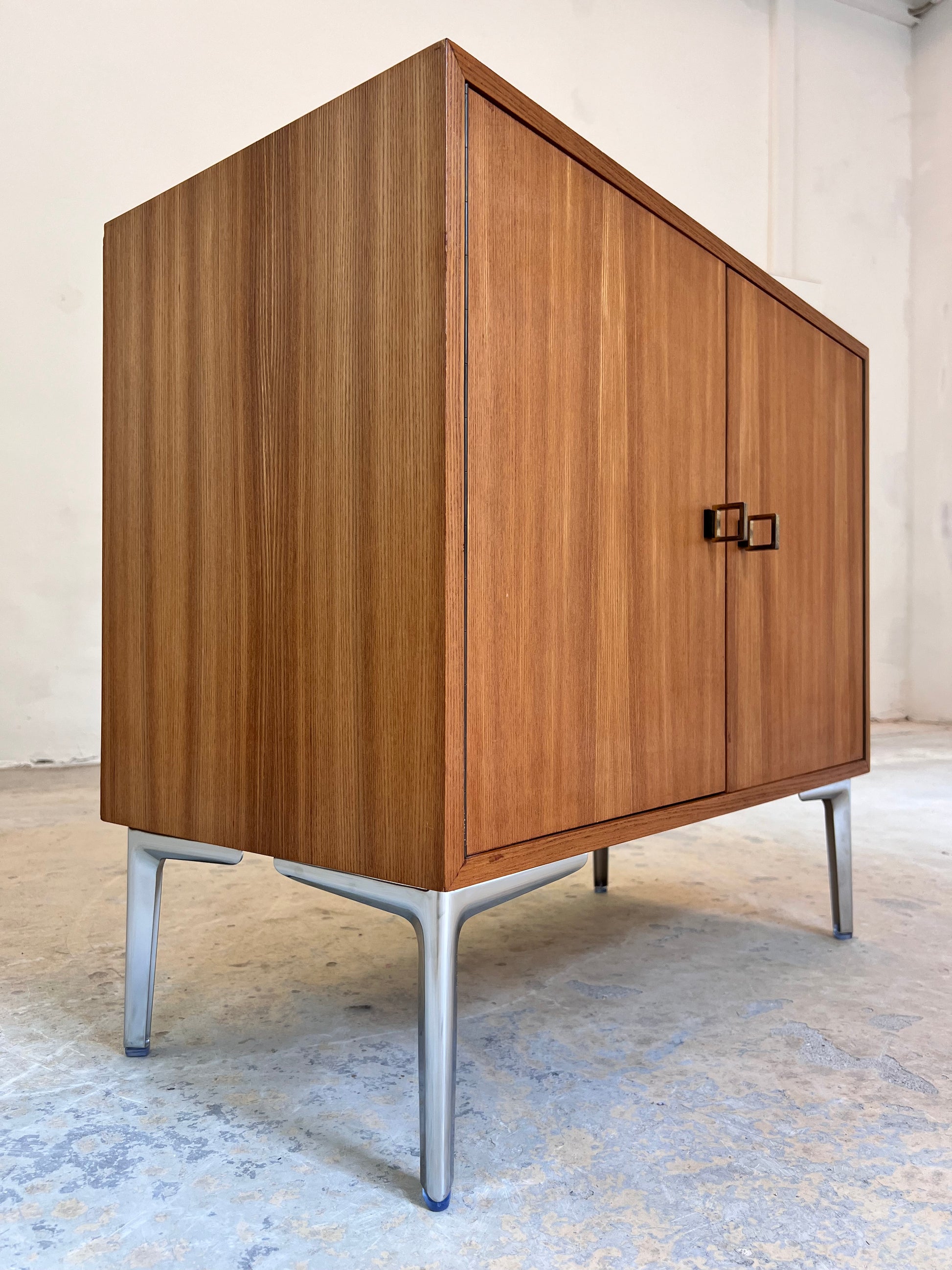 Schrank Esche mit neuen Chromfüßen