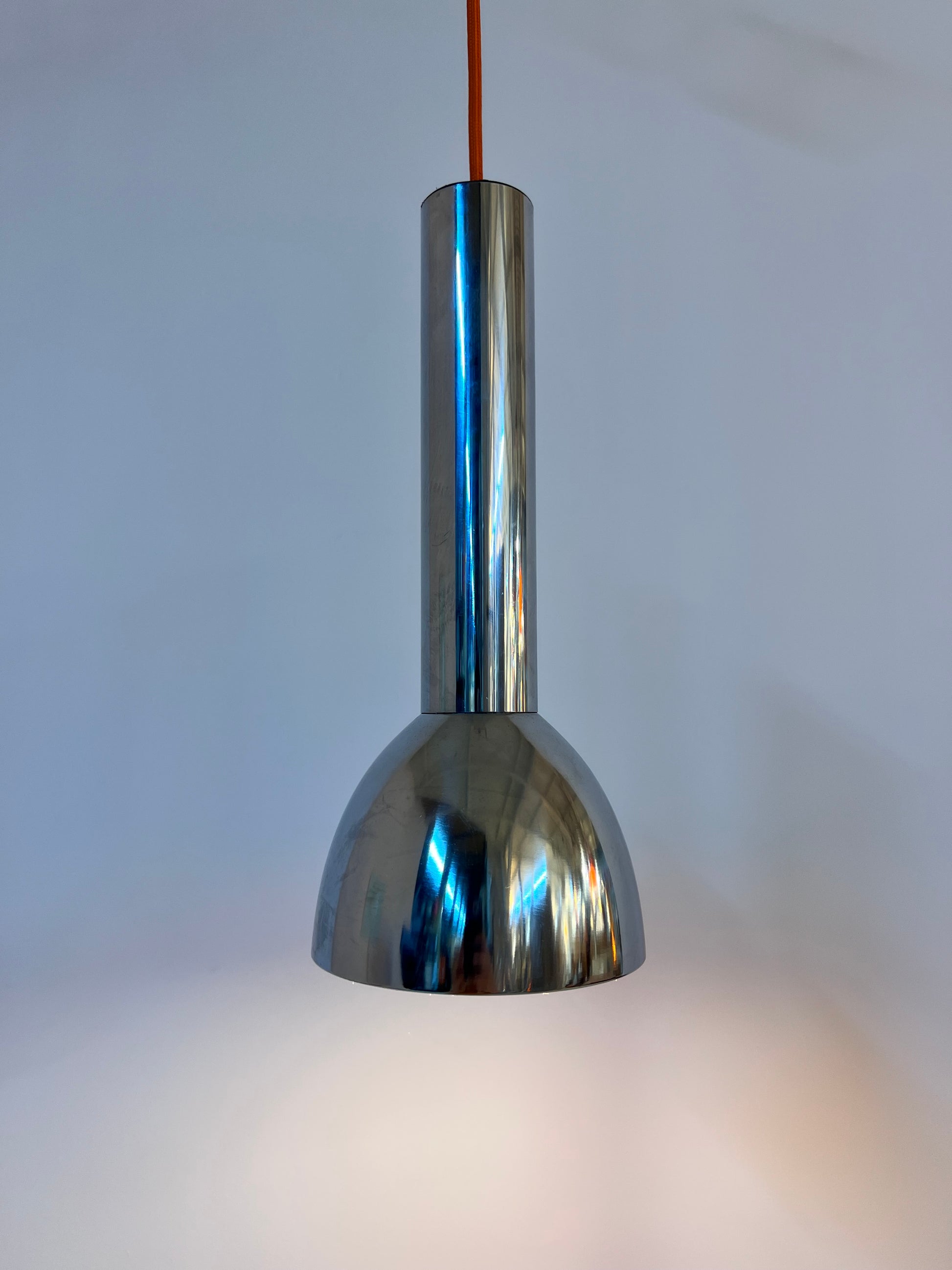 Spotlampe Chrom mit orangem Akzentschirm