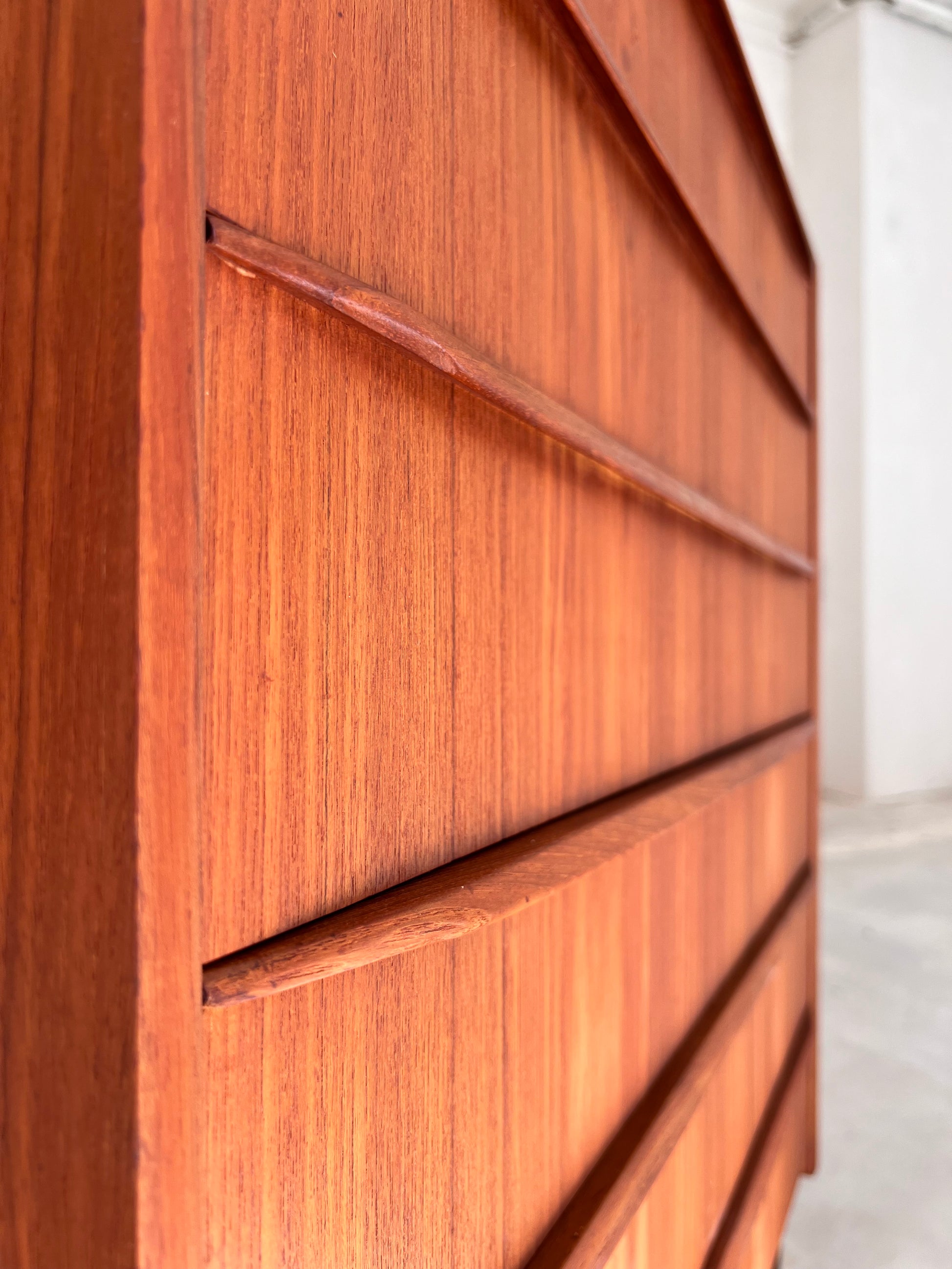 Kommode Teak mit geraden Griffen aus Dänemark