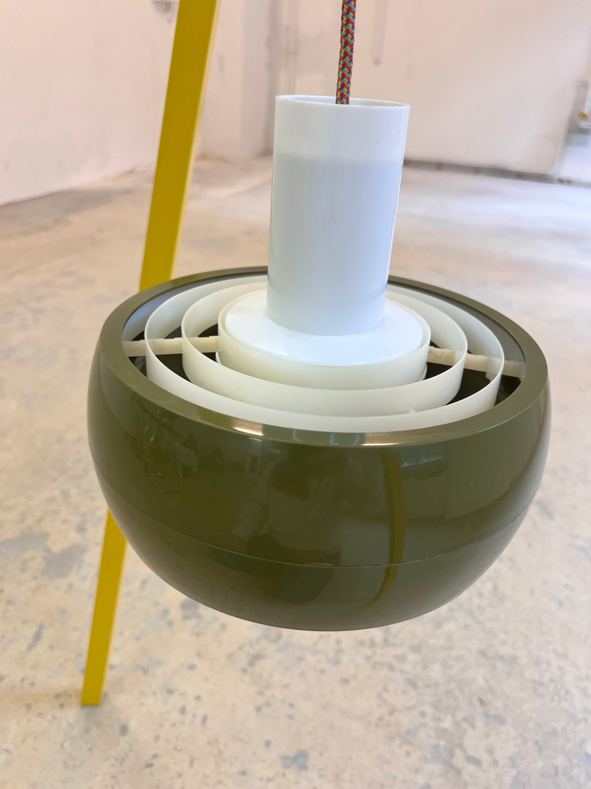 Hängelampe olivgrün Kunststoff aus Dänemark