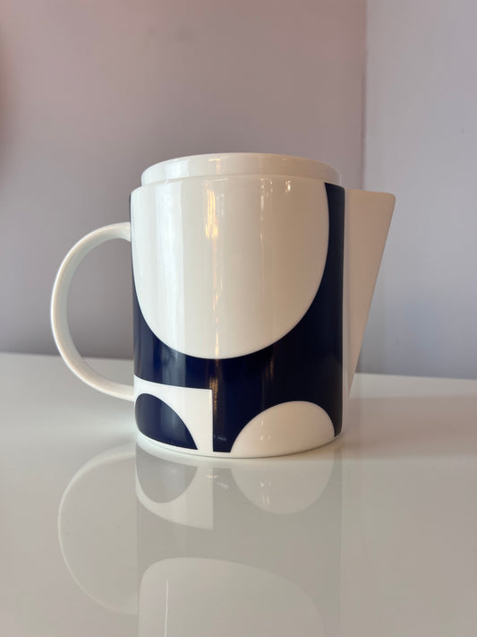 Teekanne dunkelblau weiß mit "Geometry 1" Print von Verner Panton für Menu